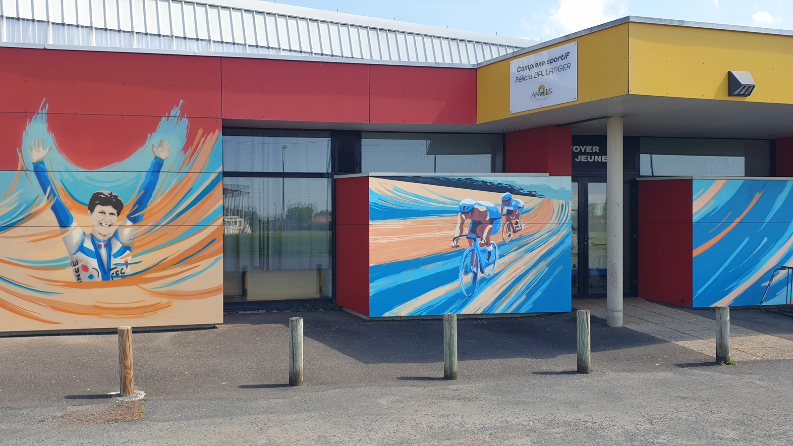 Œuvre murale représentant des cyclistes réalisée par Louis Schäfer à Angles, Vendée