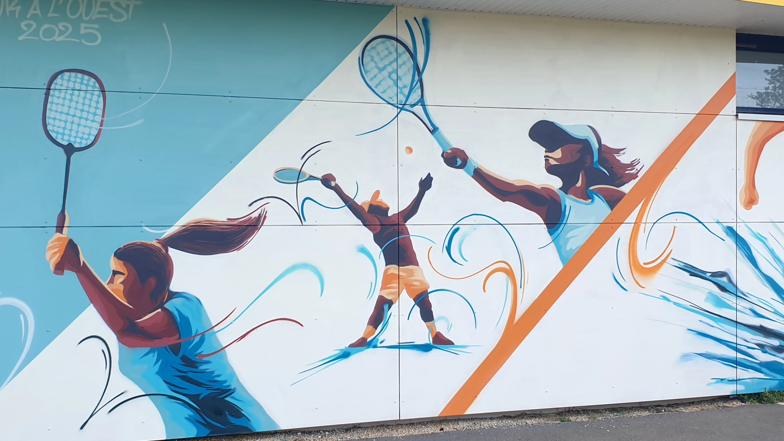 Détail des jeux de raquettes en graffiti mural à Angles en Vendée