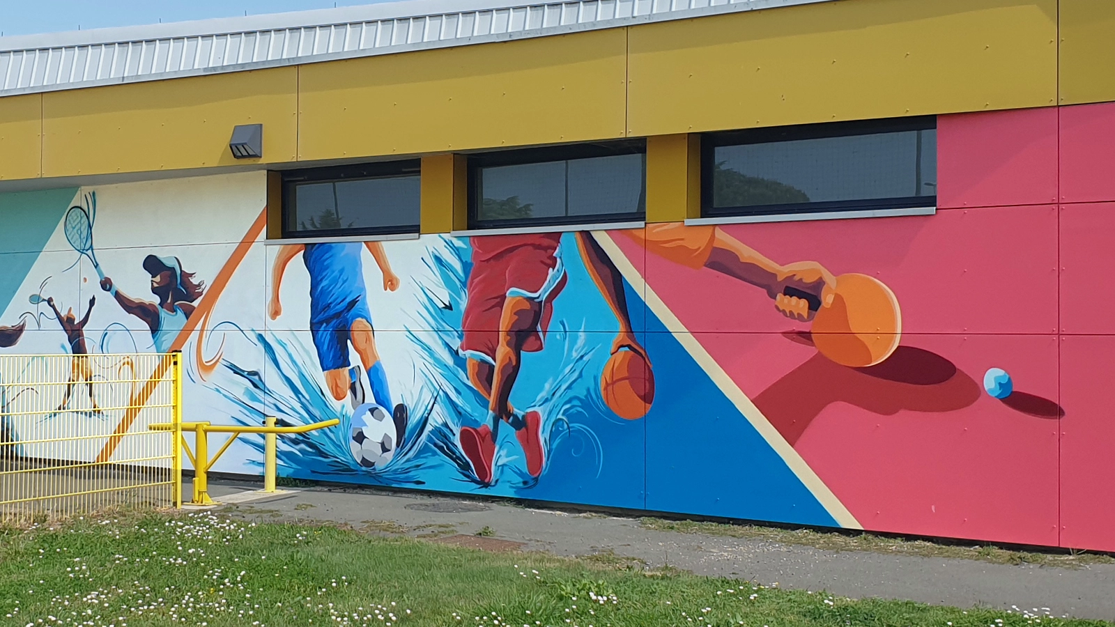 Détail coloré des sports de basket et football de la fresque murale à Angles, Vendée